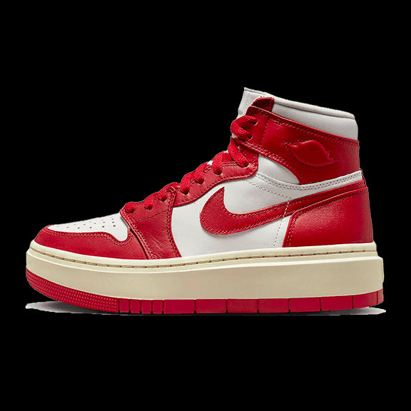 Rode Nike Air Jordan 1 High Elevate sneakers op een egale groene achtergrond. De sneakers hebben een opvallend rood leren bovendeel met witte accenten en de kenmerkende Nike swoosh. Het platform geeft de sneakers een elegante en verheven uitstraling.