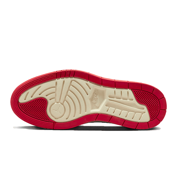Rode sneaker met kenmerkende Air Jordan 1-zool, verkrijgbaar bij Sole Central, de ultieme bestemming voor exclusieve sneakers.