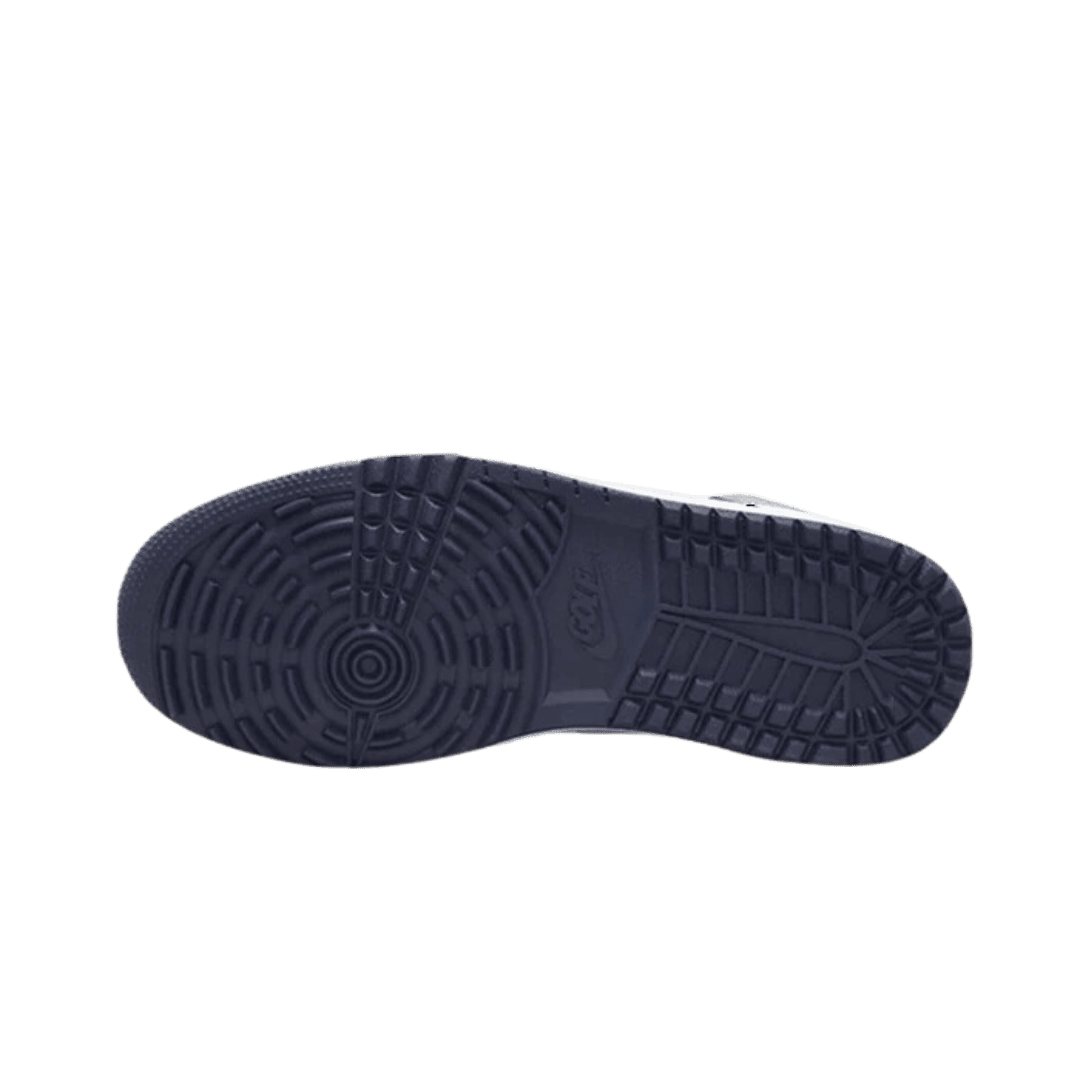 Elegante golfschoenen van Nike in een donkerblauwe kleur. De zool heeft een opvallend patroon voor extra grip op de golfbaan.