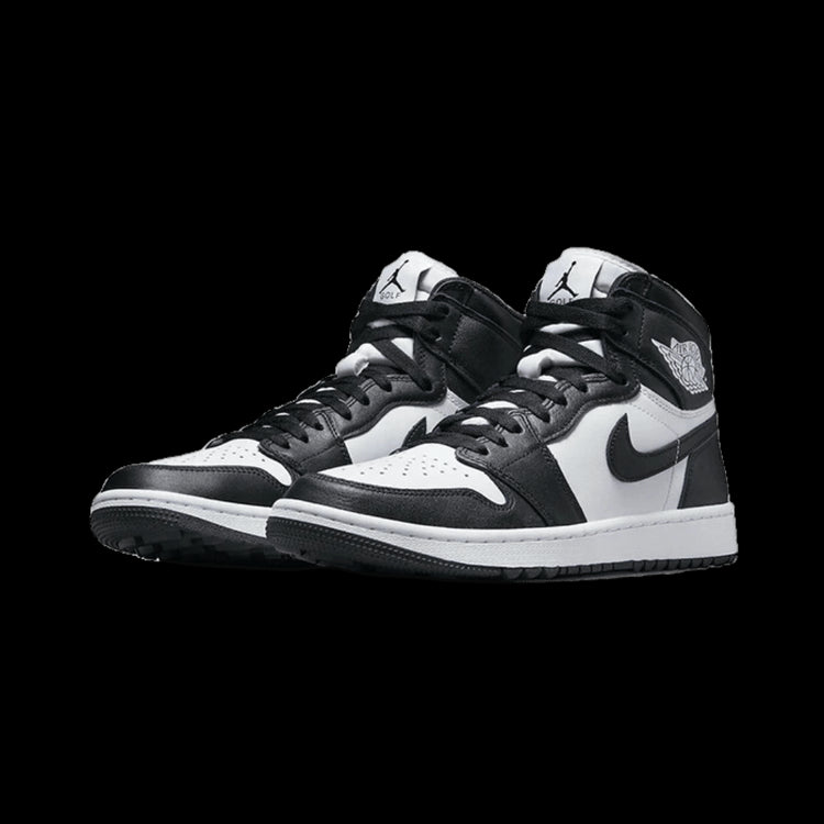 Zwart-witte Nike Air Jordan 1 High Golf Panda sneakers op een donkergroene achtergrond