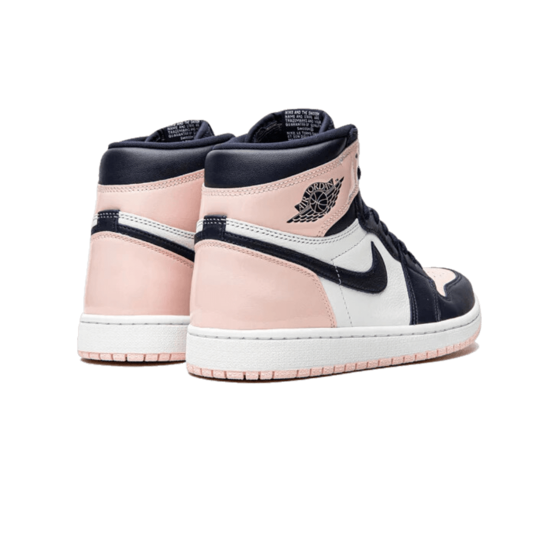 Nike Air Jordan 1 High OG Atmosphere (Bubble Gum) - Exclusieve sneakers met een roze bovenwerk en zwarte accenten. Stijlvolle sportschoenen voor jouw dagelijkse outfit.