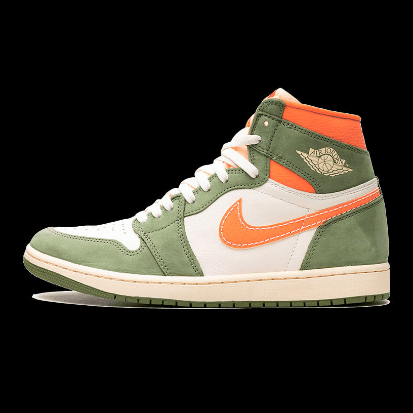 Elegant sneakers Air Jordan 1 High OG Craft Celadon op een groene achtergrond. De sneakers hebben een opvallende orange en olijfgroene kleurencombinatie met het kenmerkende Nike swoosh-logo.