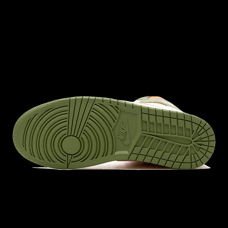Olijfgroene Nike Air Jordan 1 High OG Craft Celadon sneaker met gedetailleerd zoolpatroon op een donkergroene achtergrond.