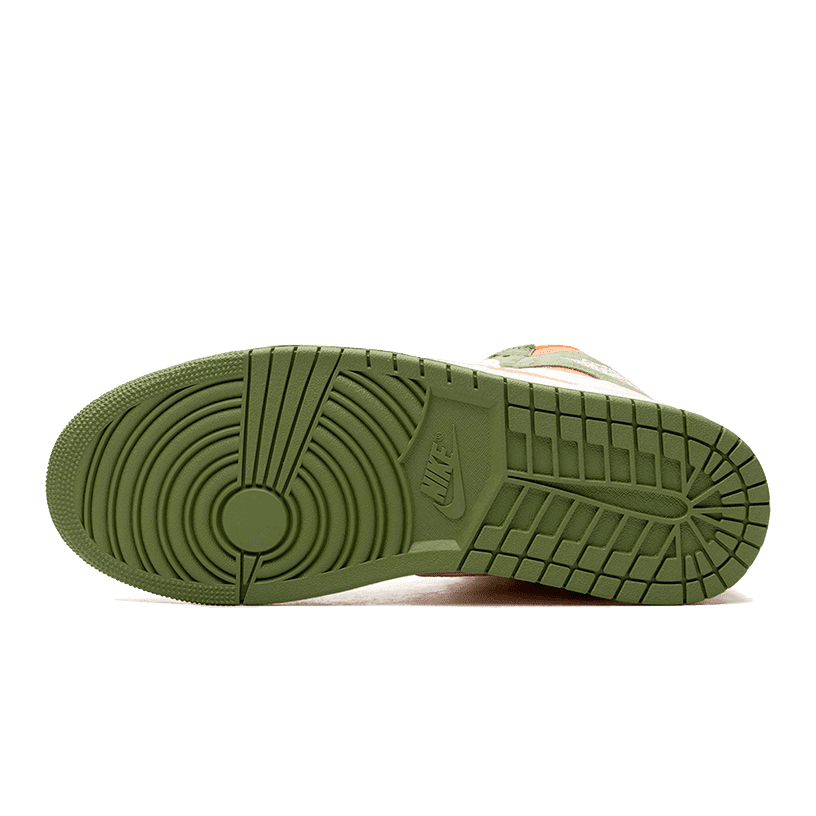 Olijfgroene Nike Air Jordan 1 High OG Craft Celadon sneaker met gedetailleerd zoolpatroon op een donkergroene achtergrond.