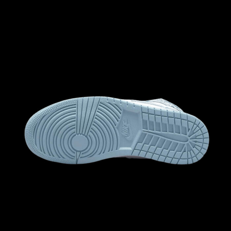 Lichtblauwe Air Jordan 1 High OG Denim sneakers met een robuuste zool en een denim bovenkant