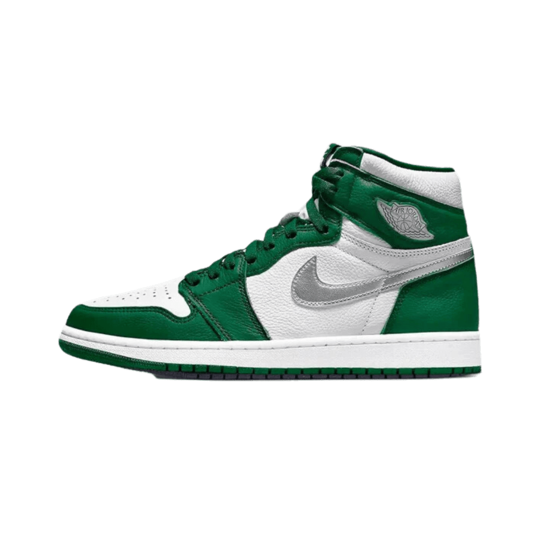 Exclusieve Nike Air Jordan 1 High OG sneakers in een chique groen-witte kleurcombi. Deze klassieke basketbalschoenen vormen de perfecte stijlvolle toevoeging aan elke garderobe. Met hoogwaardige materialen en een iconisch Swoosh-logo zijn dit de ideale schoenen om jouw stijl naar een hoger niveau te tillen.