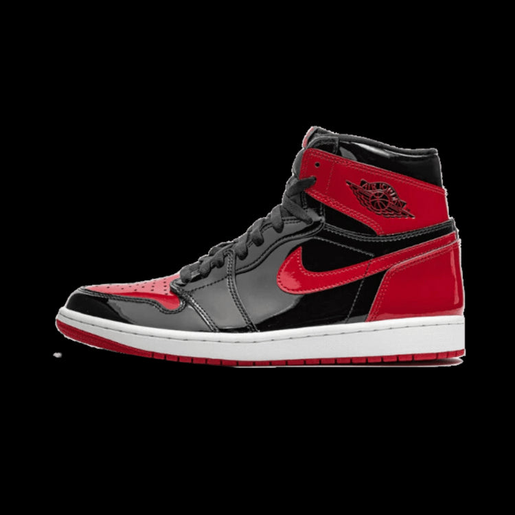 Exclusieve zwart-rode Air Jordan 1 High OG Patent Bred sneakers, het iconische model met een patent leren bovenste en Nike's logo in het rood tegen een groene achtergrond.