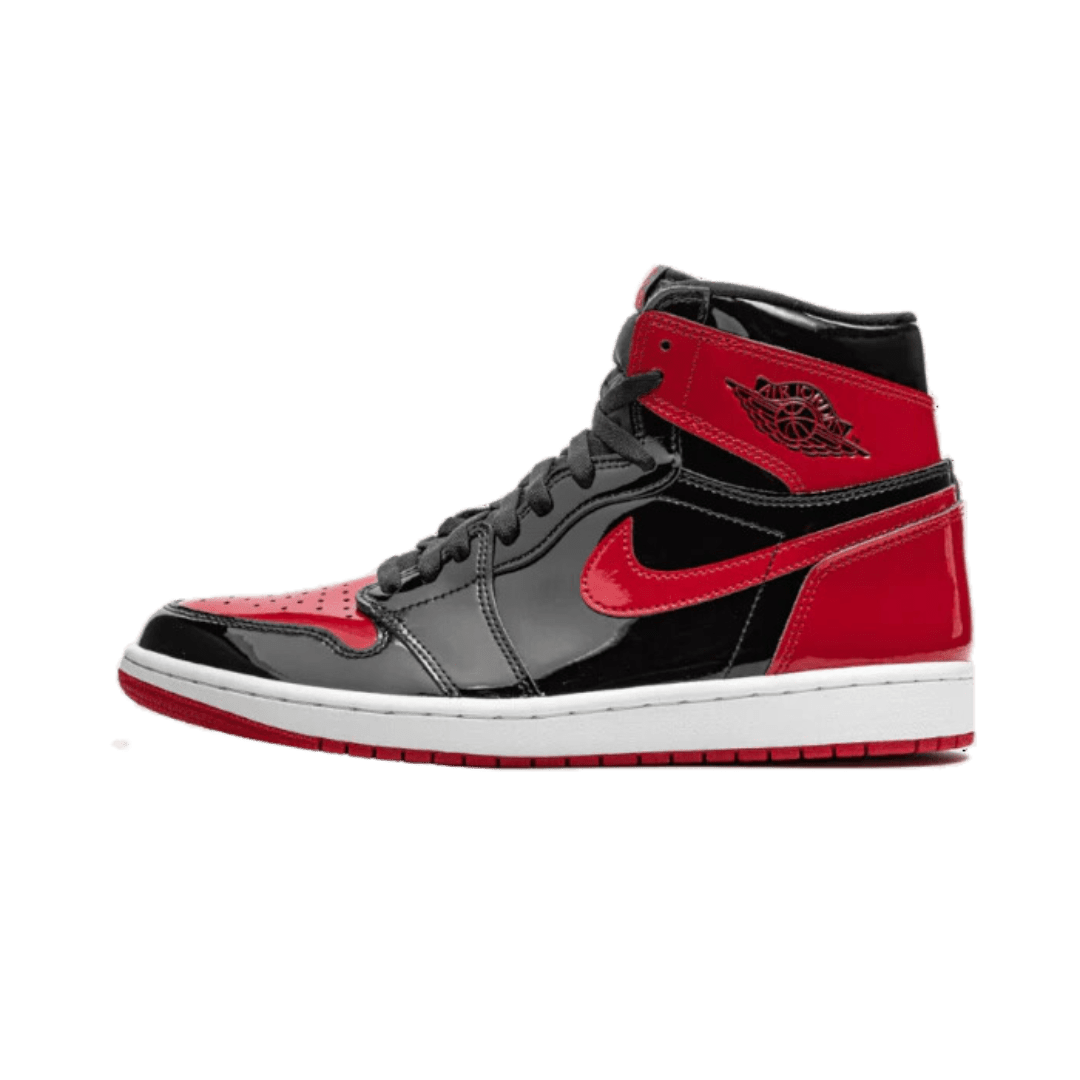Exclusieve zwart-rode Air Jordan 1 High OG Patent Bred sneakers, het iconische model met een patent leren bovenste en Nike's logo in het rood tegen een groene achtergrond.