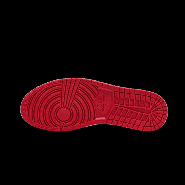Glanzend rode Nike Air Jordan 1 High OG Patent Bred sneaker op groene achtergrond