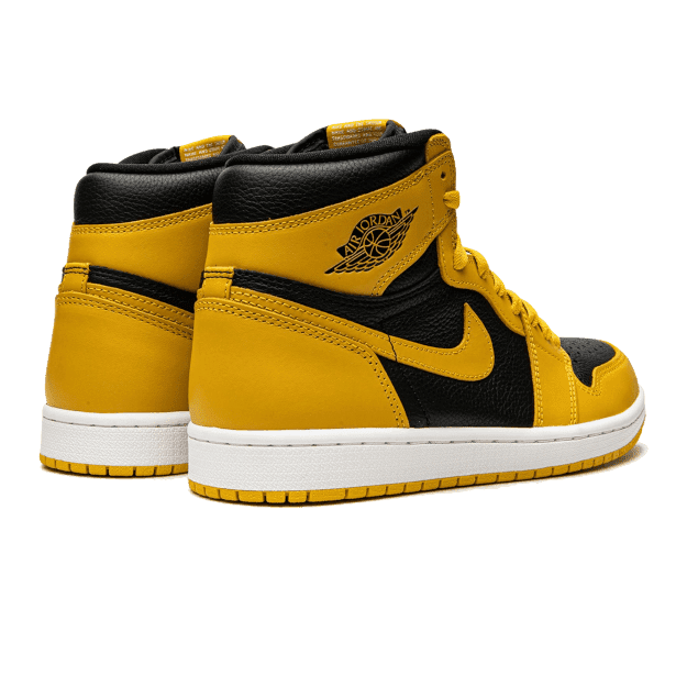 Gedetailleerde afbeelding van Nike Air Jordan 1 High OG Pollen sneakers. De schoenen hebben een gele bovenkant met zwarte en witte accenten, en de kenmerkende Nike Jumpman-logo is zichtbaar op de zijkant. De sneakers staan op een zwarte ondergrond, zodat hun opvallende kleur en stijl worden benadrukt.