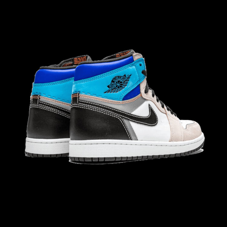 Sneakers met een klassiek Nike Air Jordan 1 High OG Prototype ontwerp, in een stijlvolle kleurstelling van blauw, zwart en wit. Deze exclusieve sneakers zijn perfect voor de moderne fashionista.