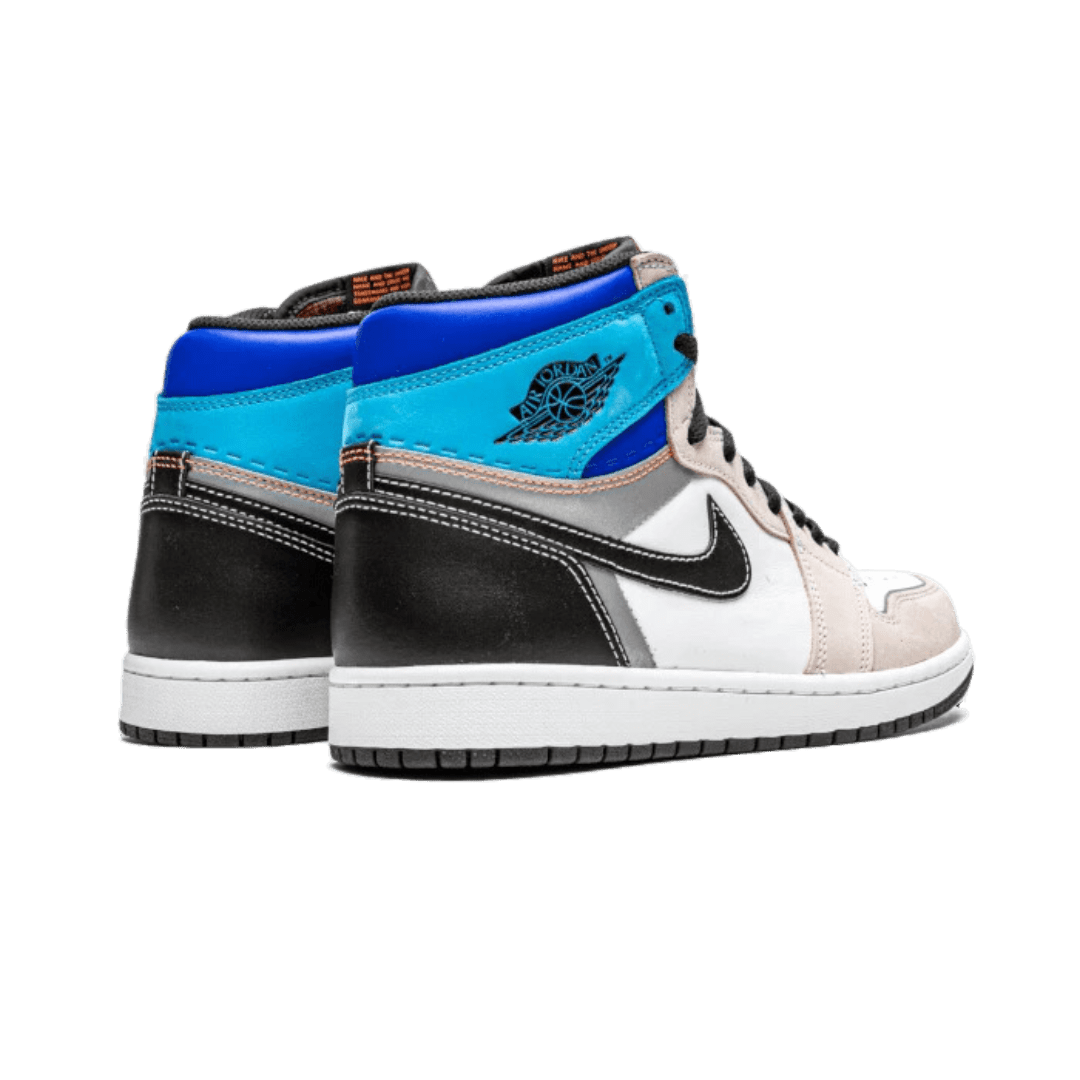 Sneakers met een klassiek Nike Air Jordan 1 High OG Prototype ontwerp, in een stijlvolle kleurstelling van blauw, zwart en wit. Deze exclusieve sneakers zijn perfect voor de moderne fashionista.