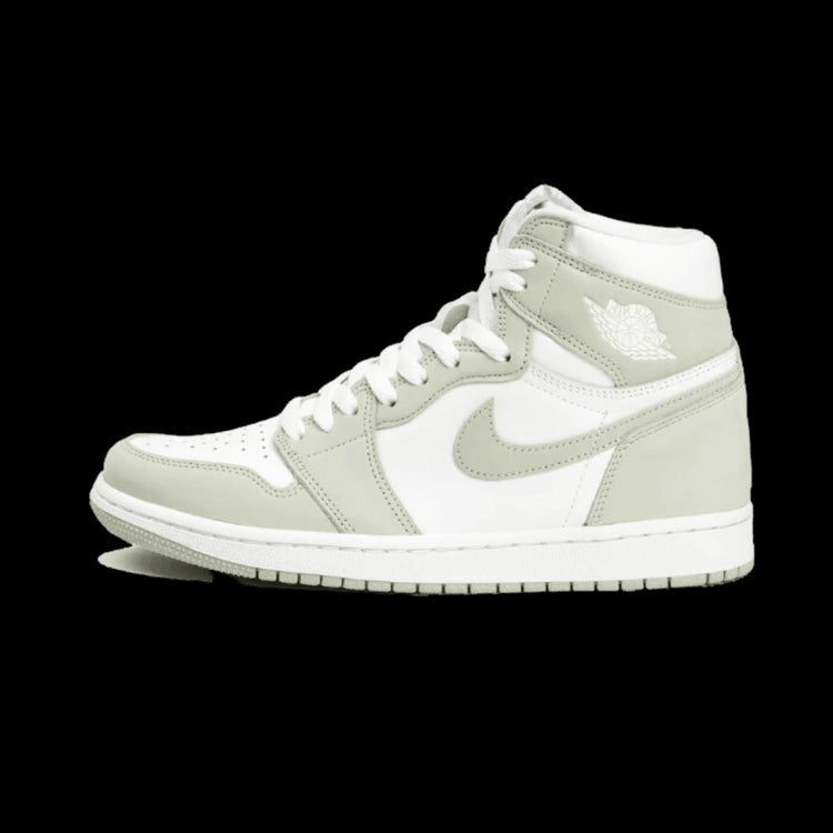 Klassieke witte Nike Air Jordan 1 High OG Seafoam sneaker op effen groene achtergrond