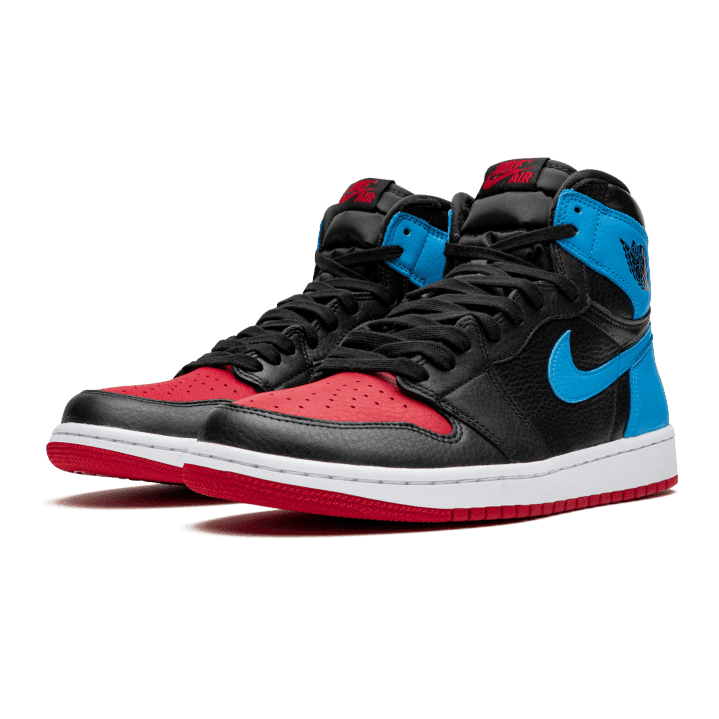 Exclusieve Nike Air Jordan 1 High OG sneakers in een zwart, rood en blauw design. De klassieke silhouet en kleursamenstelling maken deze sneakers tot een echte eyecatcher.