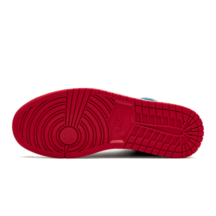 Rode Nike Air Jordan 1 High OG UNC naar Chicago sneakers met een opvallend patroon op de zool
