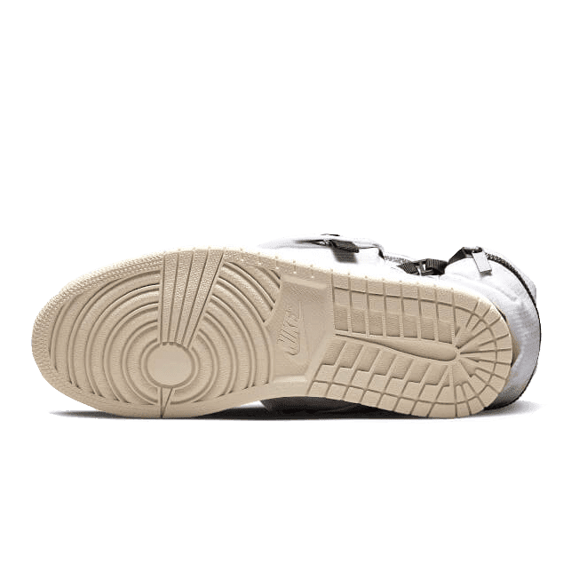 Witte Air Jordan 1 High OG Utility sneakers met zwarte details op een groene achtergrond
