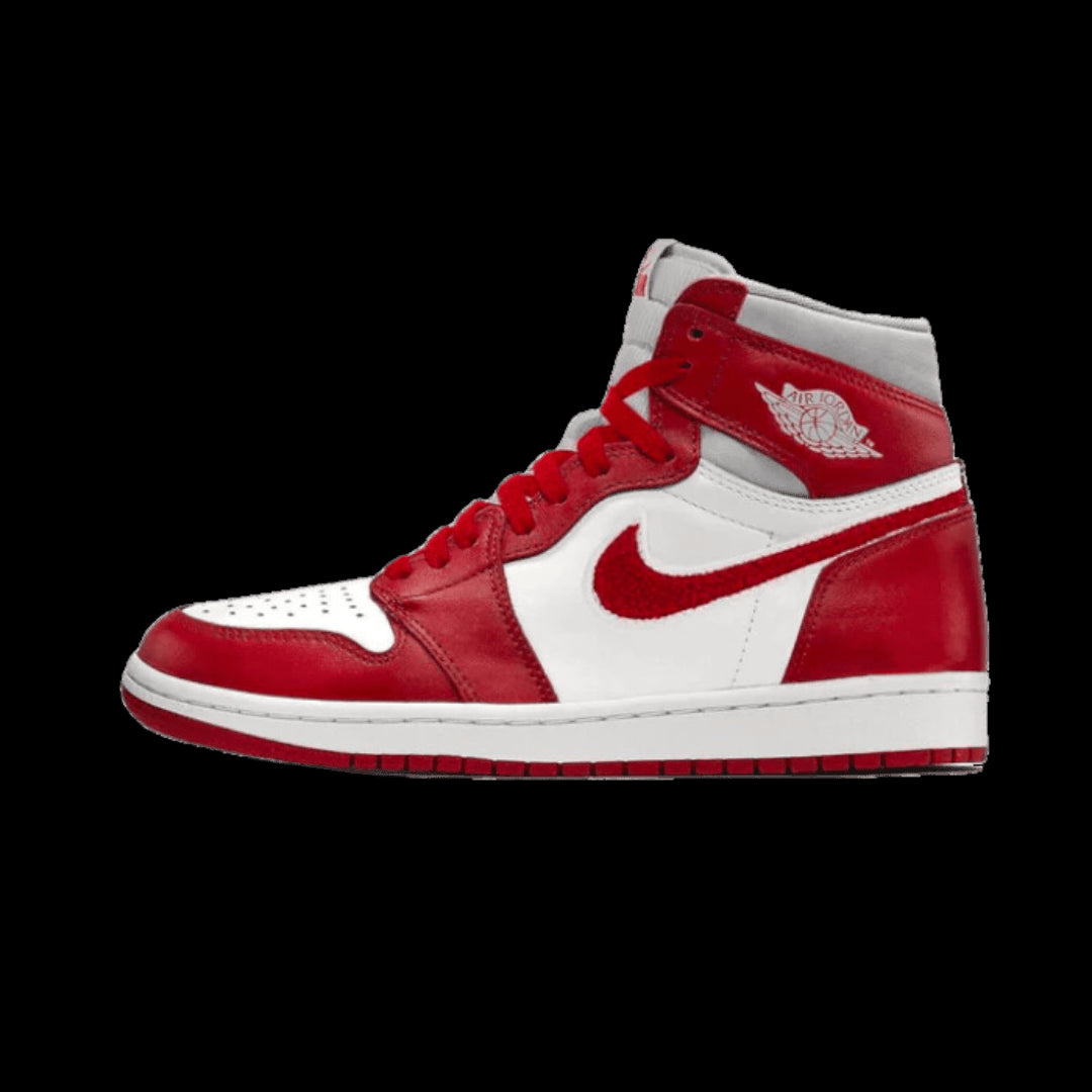 Rode Nike Air Jordan 1 High OG Varsity-sneakers op een groene achtergrond