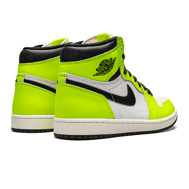 Neon groene Air Jordan 1 High OG Visionaire sneakers op een lichtgrijze achtergrond