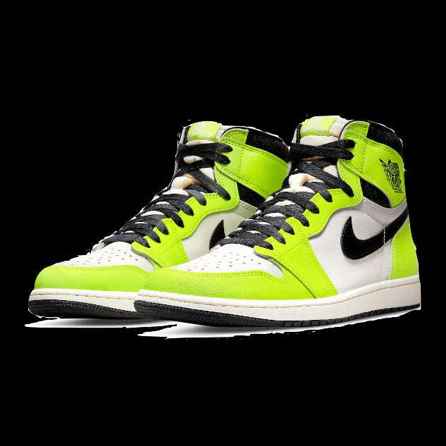 Neon geel-witte Air Jordan 1 High OG Visionaire sneakers met zwarte accenten op een groene achtergrond.