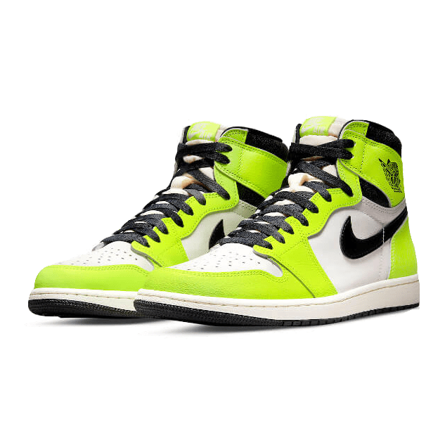 Neon geel-witte Air Jordan 1 High OG Visionaire sneakers met zwarte accenten op een groene achtergrond.