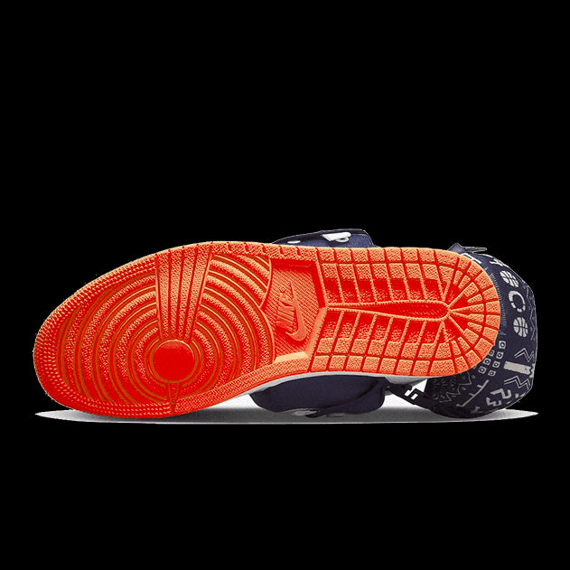 Oranje en zwarte Nike Air Jordan 1 sneaker met opvallende, ritmische patronen op de zool