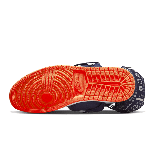 Oranje en zwarte Nike Air Jordan 1 sneaker met opvallende, ritmische patronen op de zool