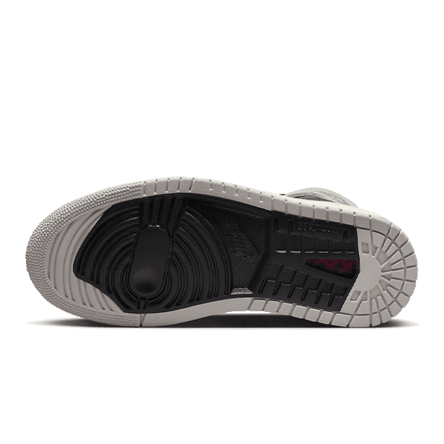 Sneakermodel Air Jordan 1 High Zoom Air CMFT 2 in de kleur Light Iron Ore, met een zwart bovenwerk en lichtgrijze, geribbelde zool.