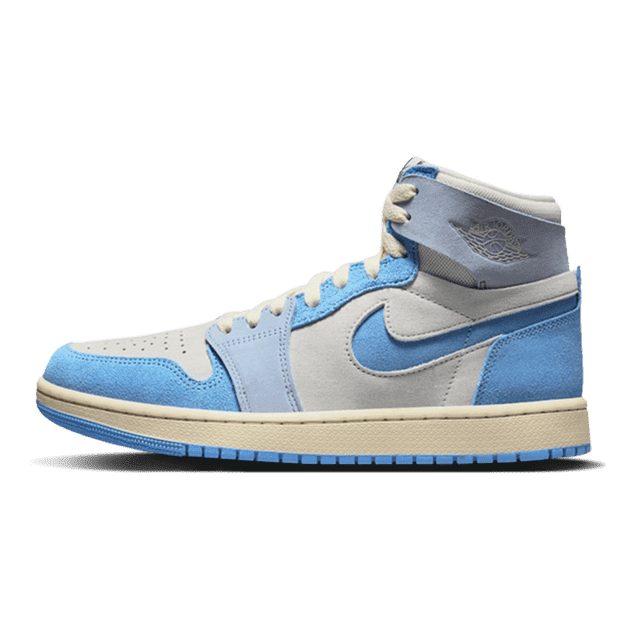 Blauwe en grijze Nike Air Jordan 1 High Zoom Air CMFT 2 Phantom sneakers op een groene achtergrond