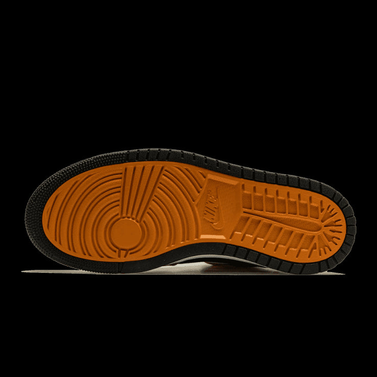 Gestileerde Air Jordan 1 High Zoom Air CMFT sneaker met zwarte bovenkant en oranje rubberen zool, getoond op een donkergroene achtergrond.