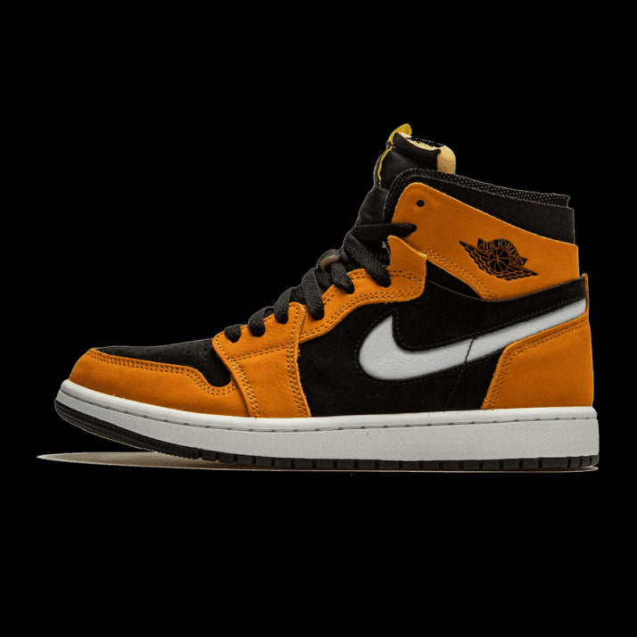 Exclusieve Air Jordan 1 High Zoom Air CMFT sneakers in een opvallende zwart-oranje kleurstelling, met het iconische Jordan-logo zichtbaar op de zijkant.