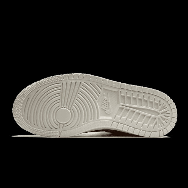 Witte Nike Air Jordan 1 High Zoom Air CMFT Canyon Rust sneakers met een gestructureerd zoolpatroon op een groene achtergrond