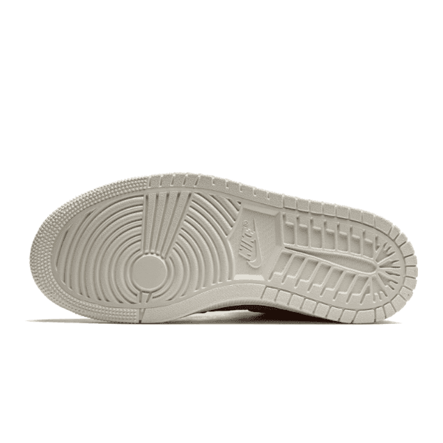 Witte Nike Air Jordan 1 High Zoom Air CMFT Canyon Rust sneakers met een gestructureerd zoolpatroon op een groene achtergrond