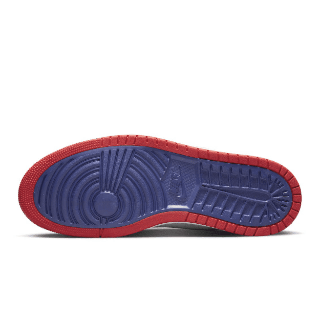 Rode en blauwe Air Jordan 1 High Zoom Air CMFT Hare sneaker met grip en stootvaste zool, ontworpen door Nike voor een unieke en comfortabele stijl.