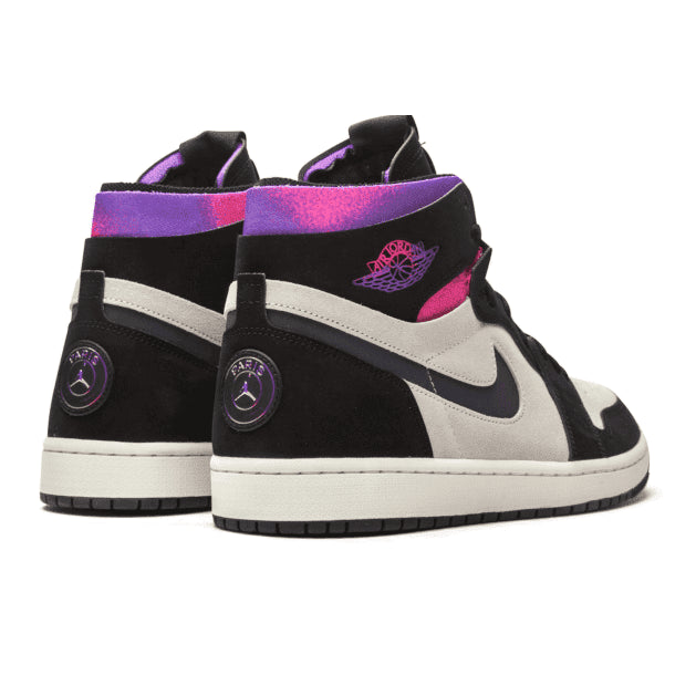 Stijlvolle Air Jordan 1 High Zoom Air CMFT PSG sneakers. Zwarte hoge sneaker met roze, paarse en witte accenten. Kenmerkend Nike swoosh-logo op de zijkant. Premium materialen en geweldig ontwerp voor een modieuze urban look.