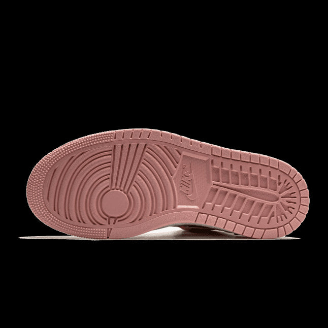Roze Air Jordan 1 High Zoom Air CMFT sneakers met gedetailleerd zoolprofiel op groene achtergrond.