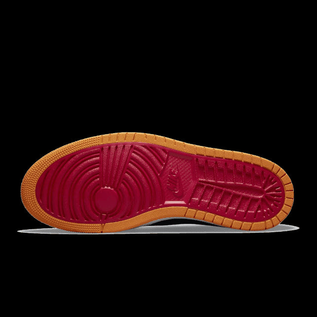Rode en oranje Nike Air Jordan 1 High Zoom Air CMFT Pumpkin Spice sneakers op een groene achtergrond