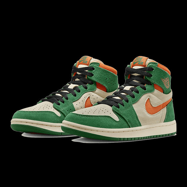 Groene en oranje Nike Air Jordan 1 High Zoom CMFT 2 sneakers op een donkergroene achtergrond. Deze exclusieve sneakers laten de nieuwste kleuren- en materiaalcombinaties zien, perfect voor een trendy en stijlvolle look.