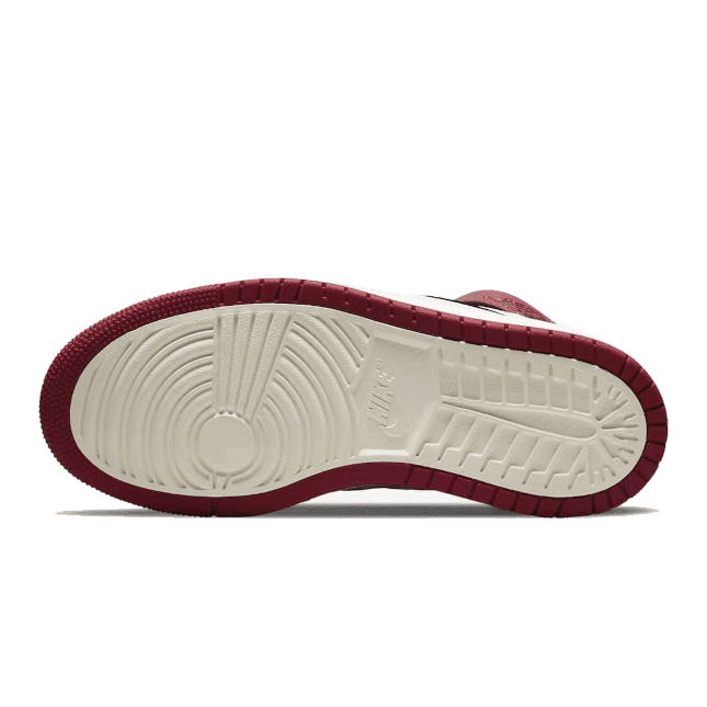 Rode lederen Air Jordan 1 High Zoom CMFT Patent sneakers op een groene achtergrond