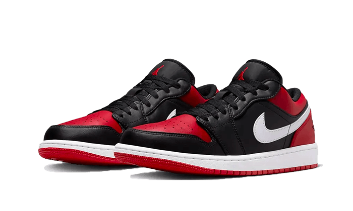 Elegante Air Jordan 1 Low Alternate Bred Toe sneakers in rood, zwart en wit. Deze klassieke Nike basketbalschoenen combineren een premium uiterlijk met hoogwaardige materialen en een comfortabel draaggevoel.