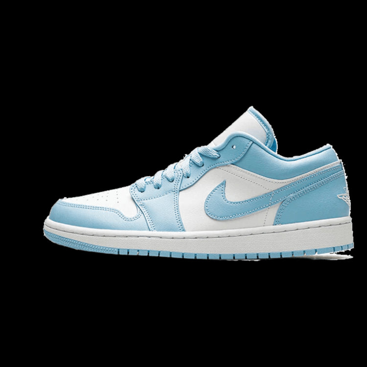 Lage sneakers Nike Air Jordan 1 Low Aluminium in blauwtinten op een effen groene achtergrond