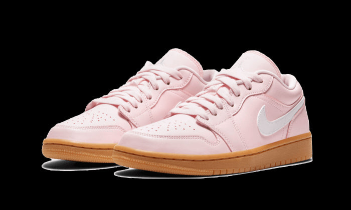 Stijlvolle Nike Air Jordan 1 Low Arctic Pink Gum sneakers. Roze lederen bovenwerk met witte accenten en een rubberen outsole met gumachtige afwerking. Perfecte schoen voor een casual, modieus look.