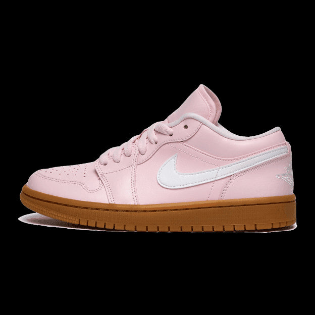 Roze Nike Air Jordan 1 Low Arctic Pink Gum sneakers op een grijze achtergrond