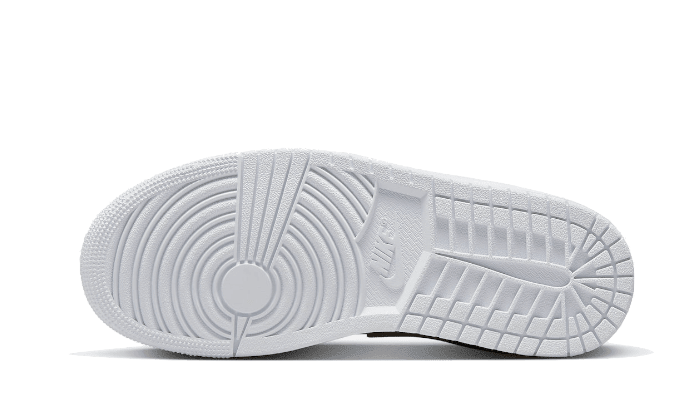 Elegante witte Nike Air Jordan 1 Low Barely Grape sneakers op een groene achtergrond