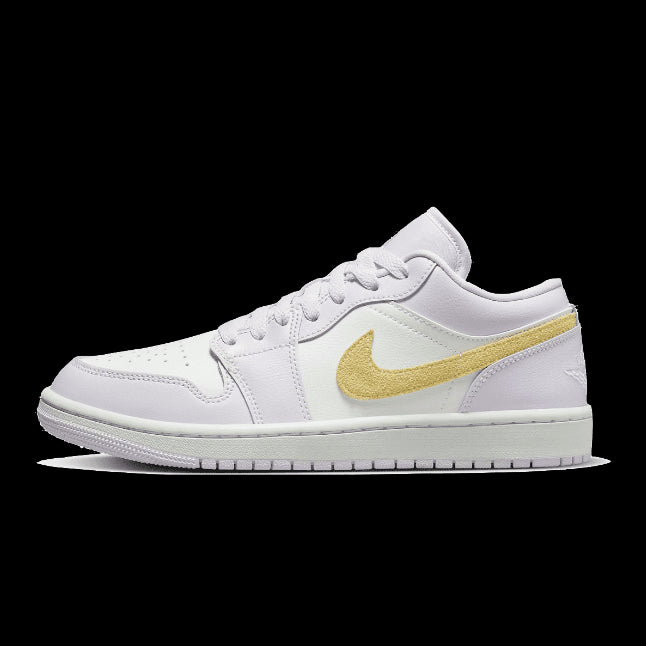 Witte Nike Air Jordan 1 Low Barely Grape sneakers met gouden streep op groene achtergrond