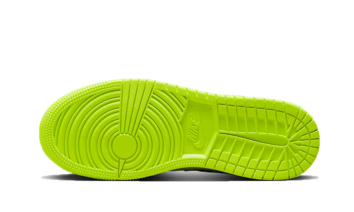 Opvallende Air Jordan 1 Low sneakers met zwarte en fluorescerende groene details van het iconische Nike merk.