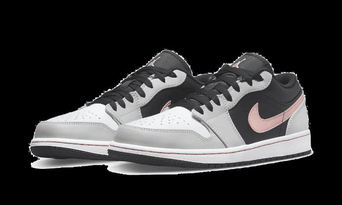 Exclusieve Nike Air Jordan 1 Low sneakers met een zwart-grijs-roze kleurstelling. Deze elegante schoenen hebben een goed ondersteunende pasvorm en een duurzame rubberen zool voor optimaal comfort.