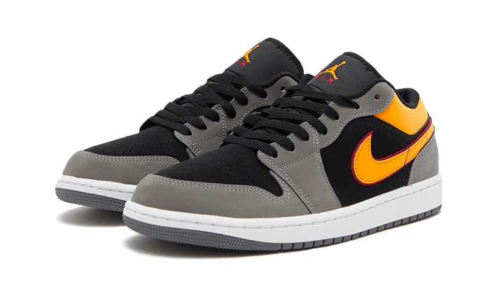 Air Jordan 1 Low sneakers met stijlvol zwart, grijs en levendige oranje accenten. Deze Nike-sneakers zijn gebaseerd op het iconische Air Jordan 1-design en zullen je stijl naar een hoger niveau tillen.