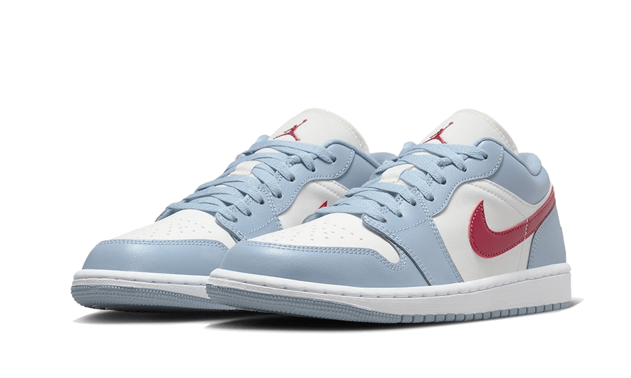 Klassieke Nike Air Jordan 1 Low sneakers in een stijlvolle blauwe kleur met rode accenten. De witte zool en bovenwerk met een lichtblauwe overlay creëren een elegante en moderne uitstraling. Perfect voor casual streetwear looks.