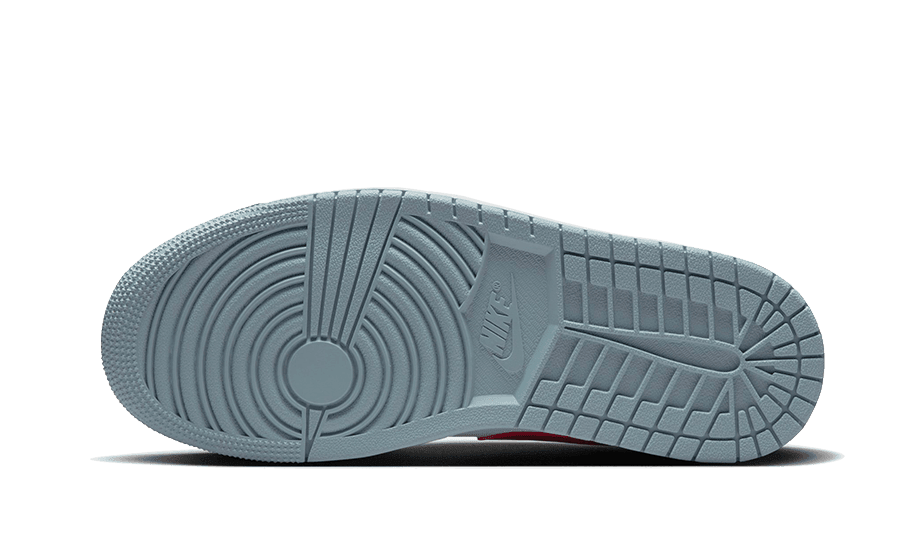 Een paar stijlvolle Air Jordan 1 Low sneakers in de kleur "Blue Whisper". De onderkant van de schoen heeft een gestructureerd en robuust design, wat de schoen een premium look geeft. Deze sneakers zijn een moderne klassieker die perfect passen bij elke casual outfit.