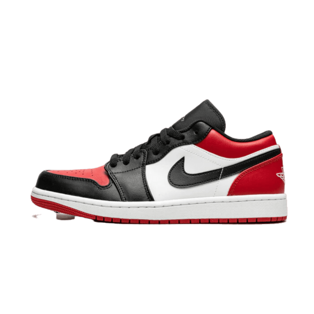 Exclusieve Nike Air Jordan 1 Low Bred Toe sneakers op een effen groene achtergrond. De sneakers hebben een contrasterende zwarte, witte en rode kleursamenstelling met het iconische Nike-logo. Een trendy sportieve schoen met hoogwaardige afwerking, perfect voor sneakerliefhebbers.